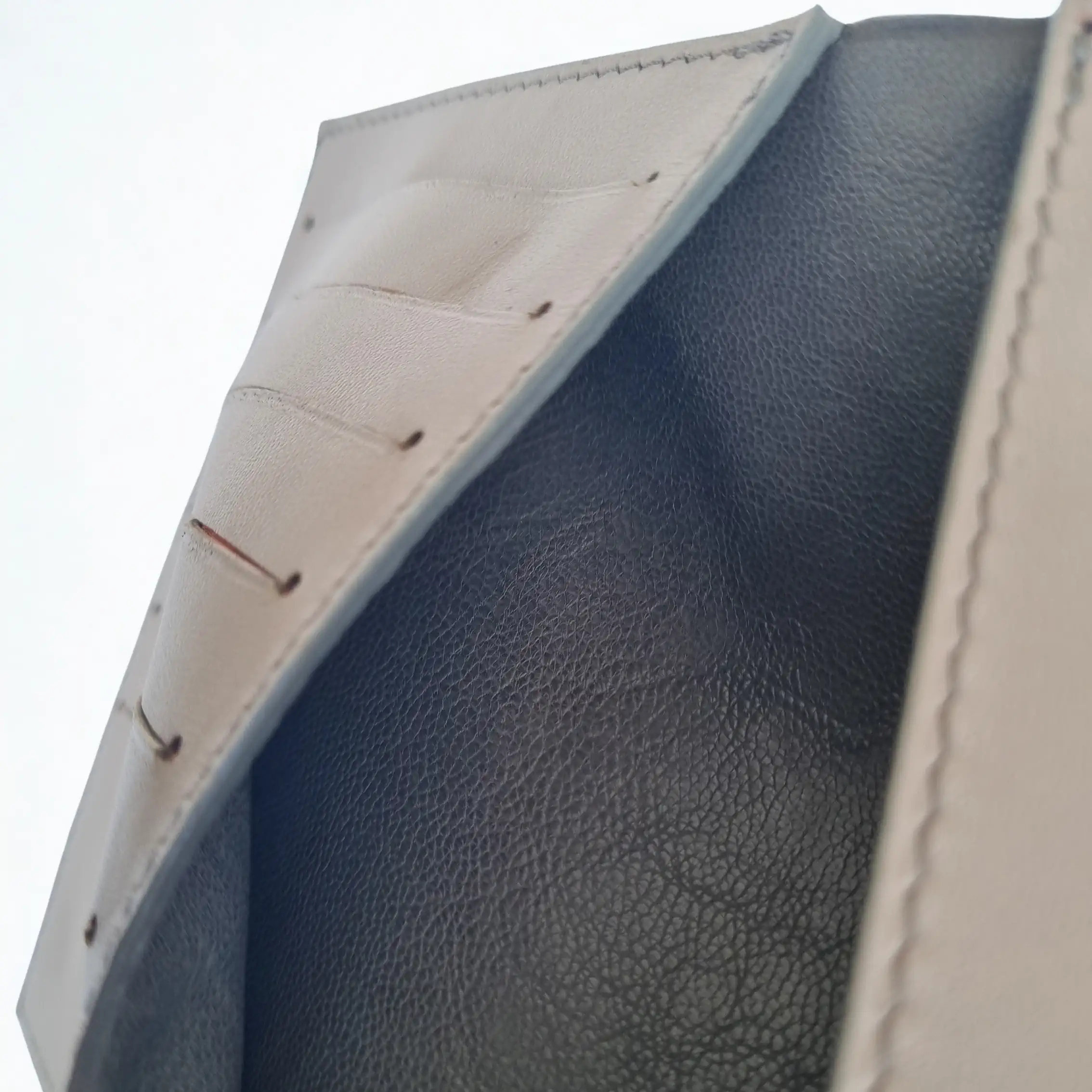 Grand compartiment intérieur portefeuille homme cuir gris