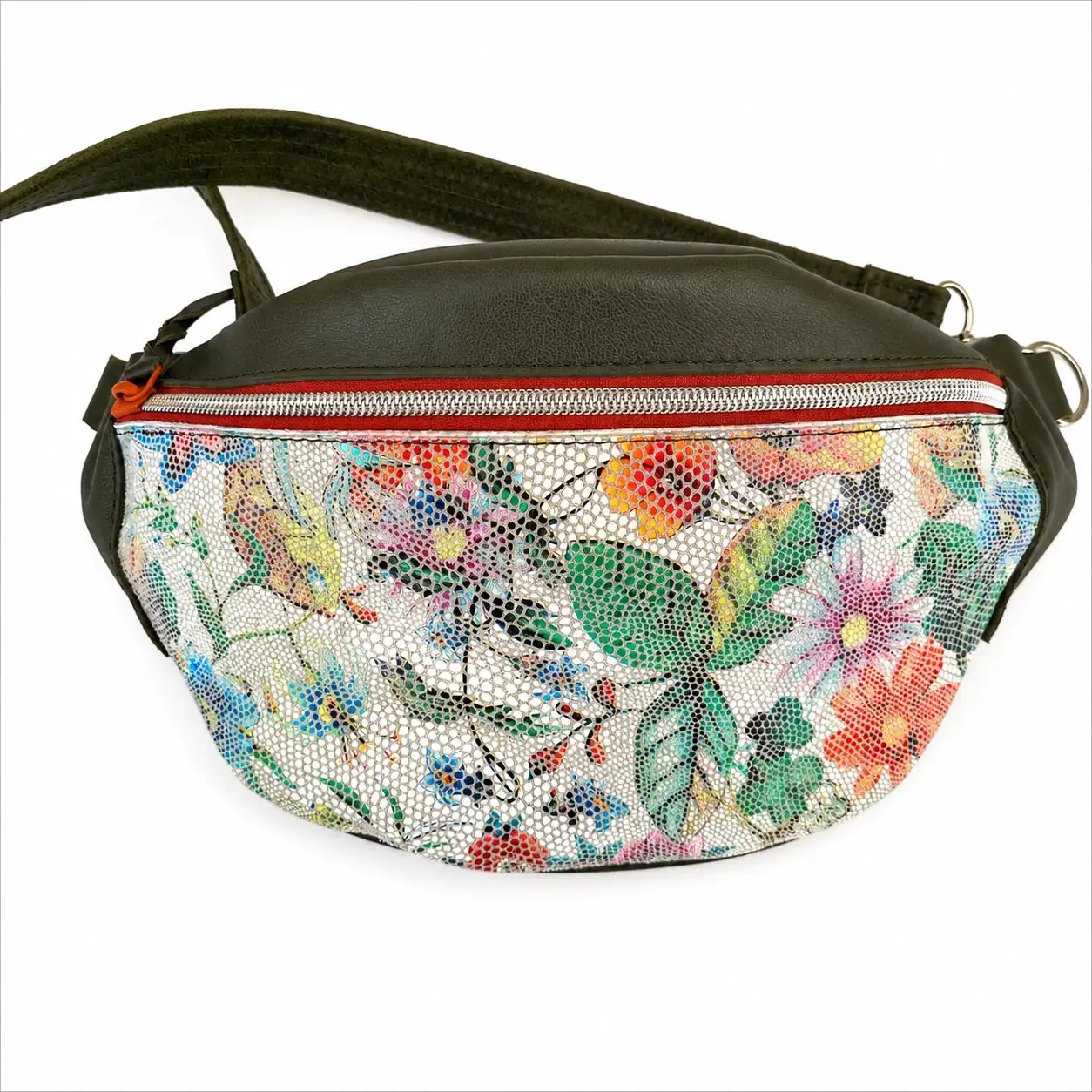 Sac banane artisanal en cuir kaki et cuir fleuri vu de face zoomée