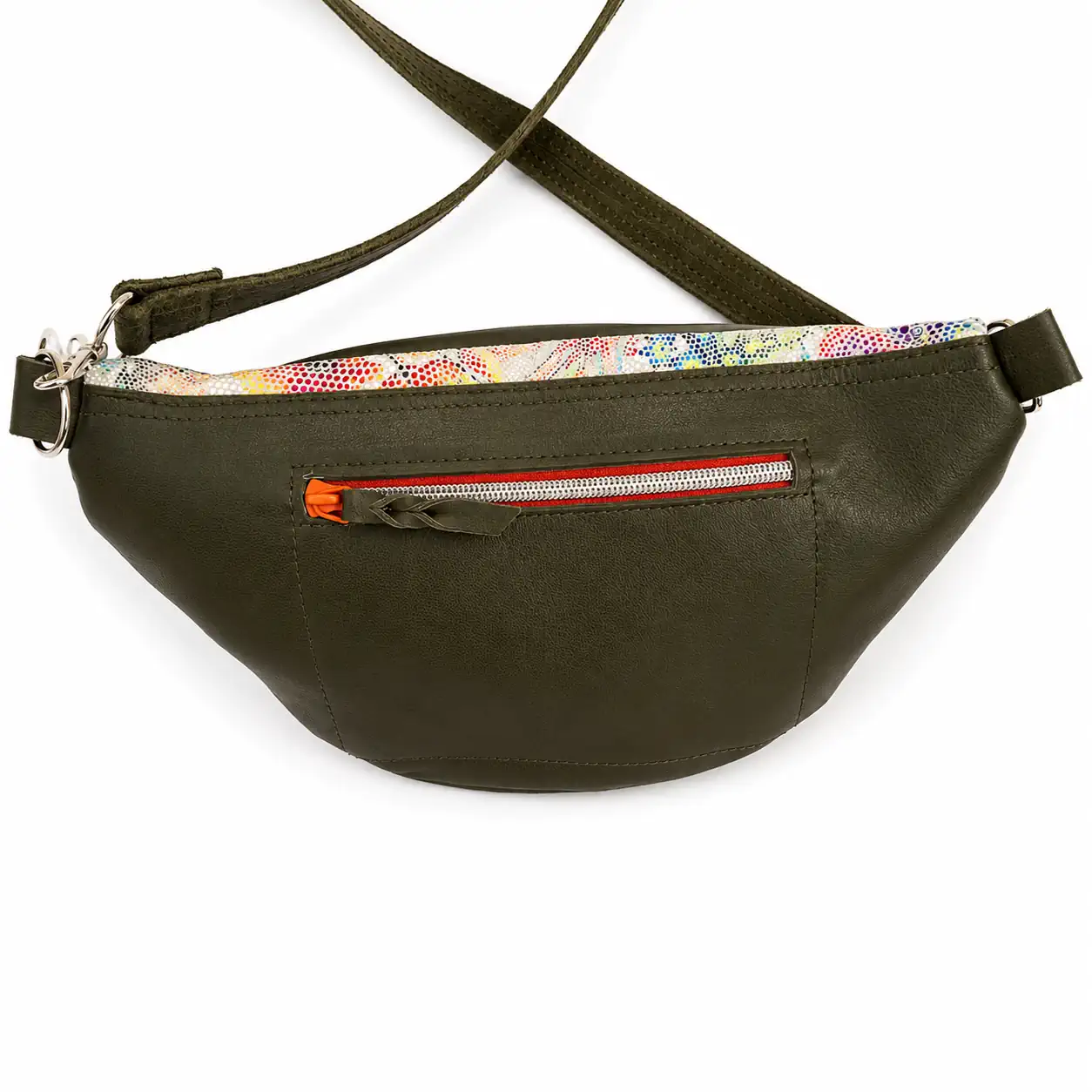 Dos du sac banane artisanal en cuir kaki avec bandoulière cuir