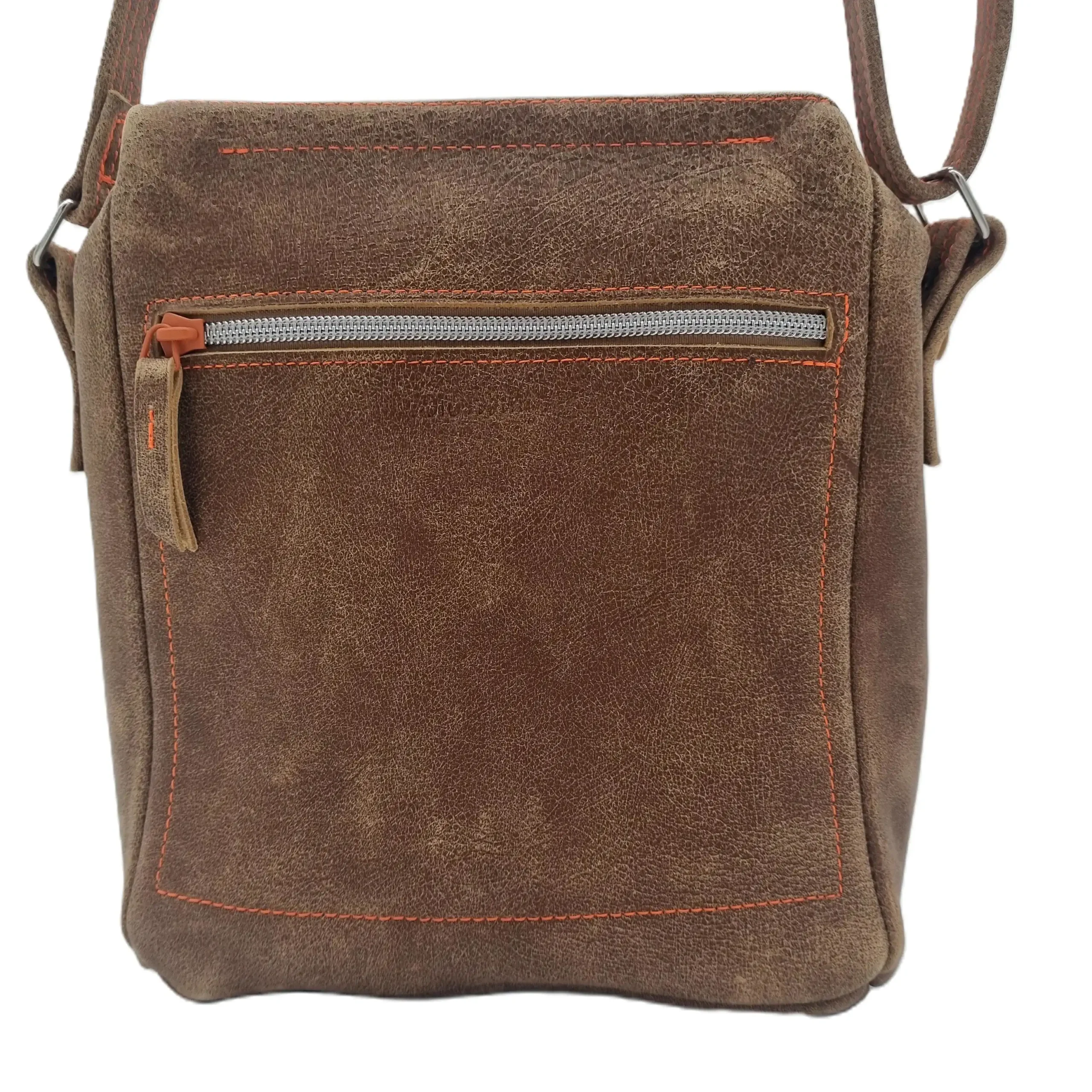 Sacoche homme en cuir marron clair patiné avec poche extérieure zippée et piqûres orange, vue de face.