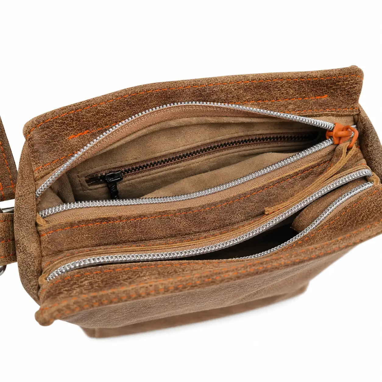 Intérieur de sacoche homme en cuir avec deux compartiments et poche intérieure zippée.
