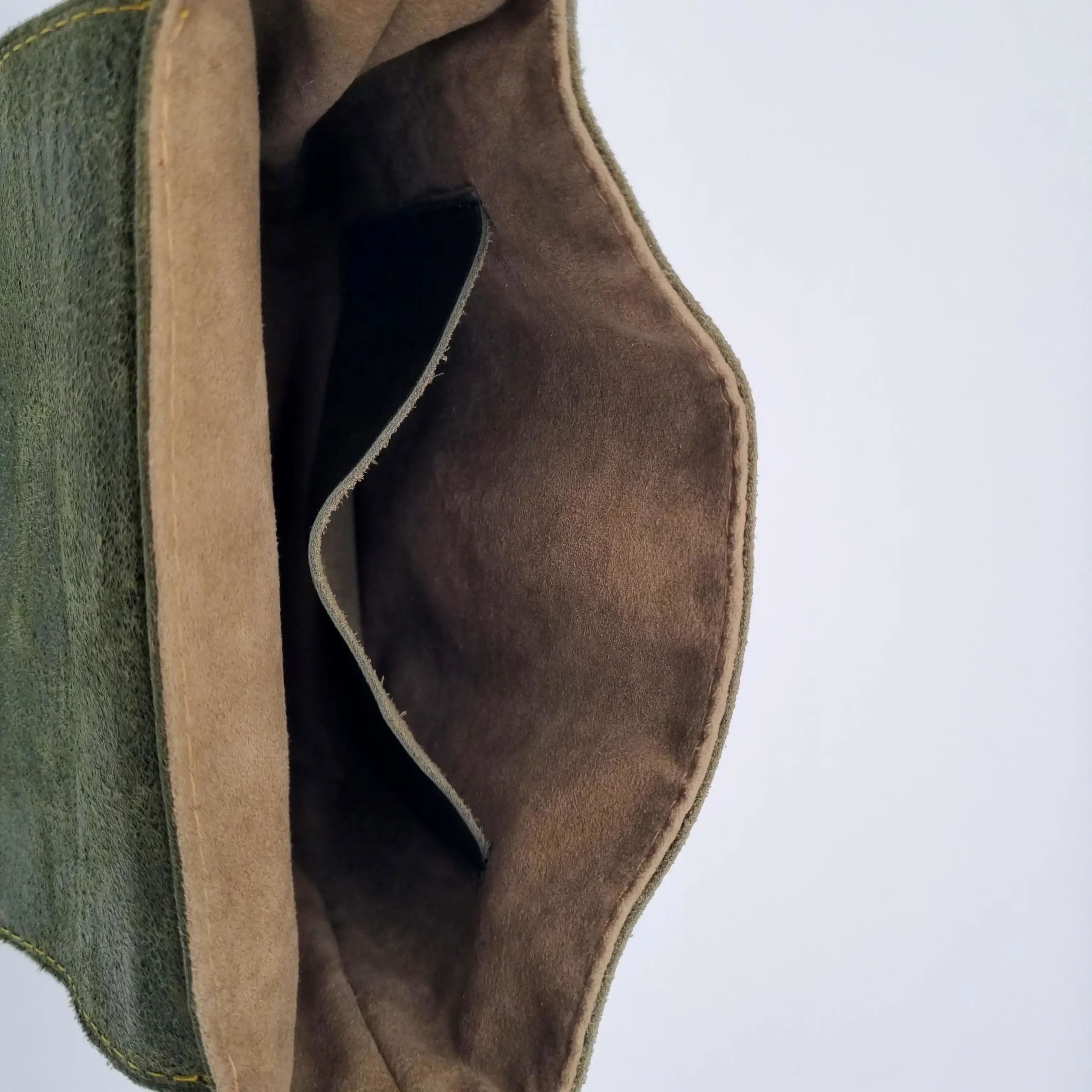 Intérieur doublé alcantara taupe avec poche plaquée en cuir.
