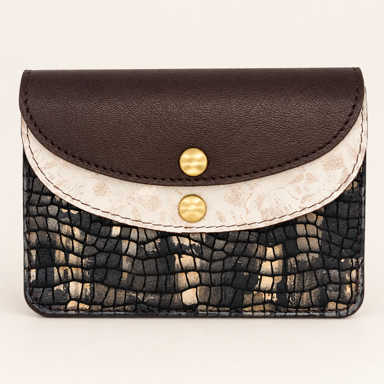 Portefeuille artisanal femme en cuir marron chocolat, blanc cassé et noir