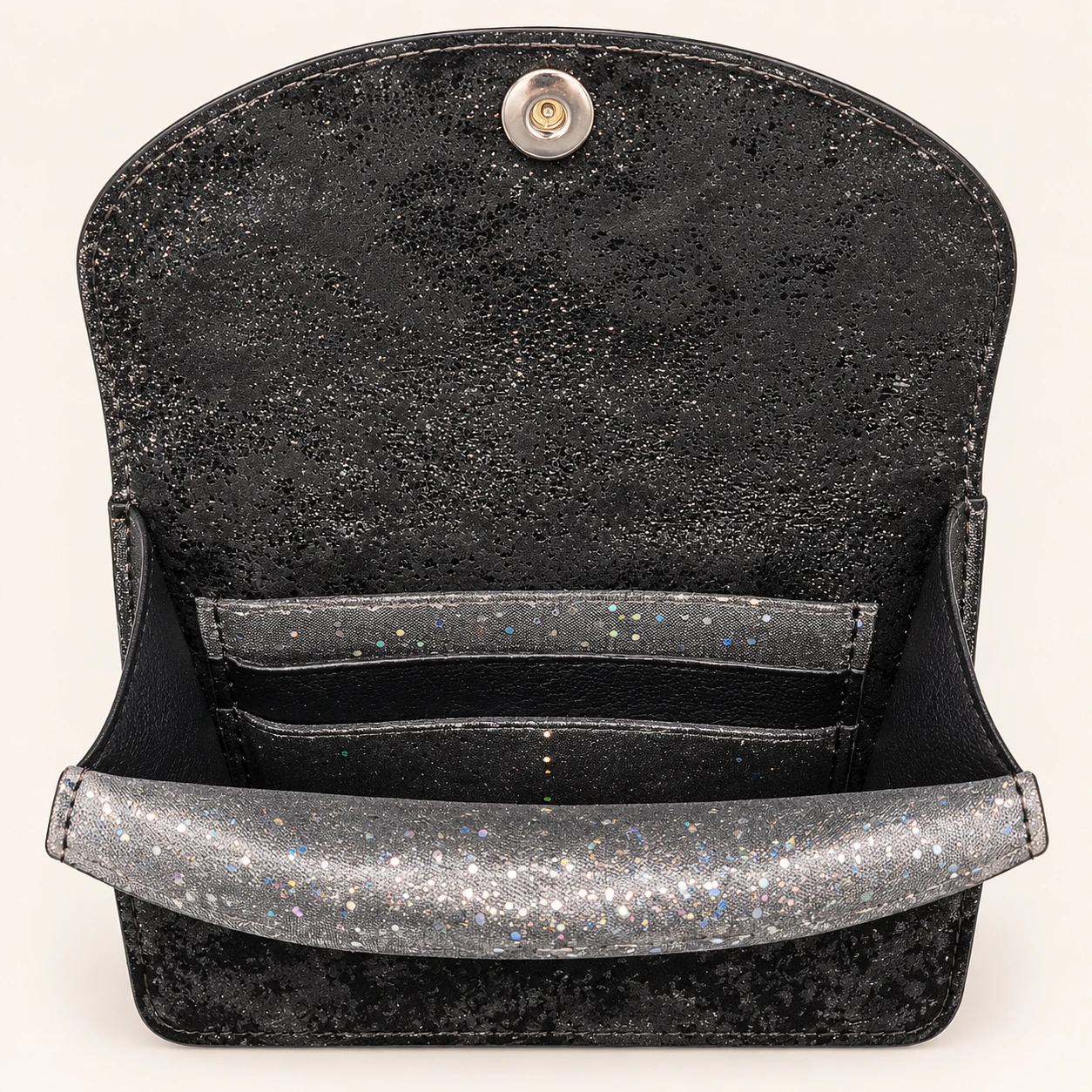 Portefeuille artisanal femme en cuir noir ouvert avec compartiments intérieurs