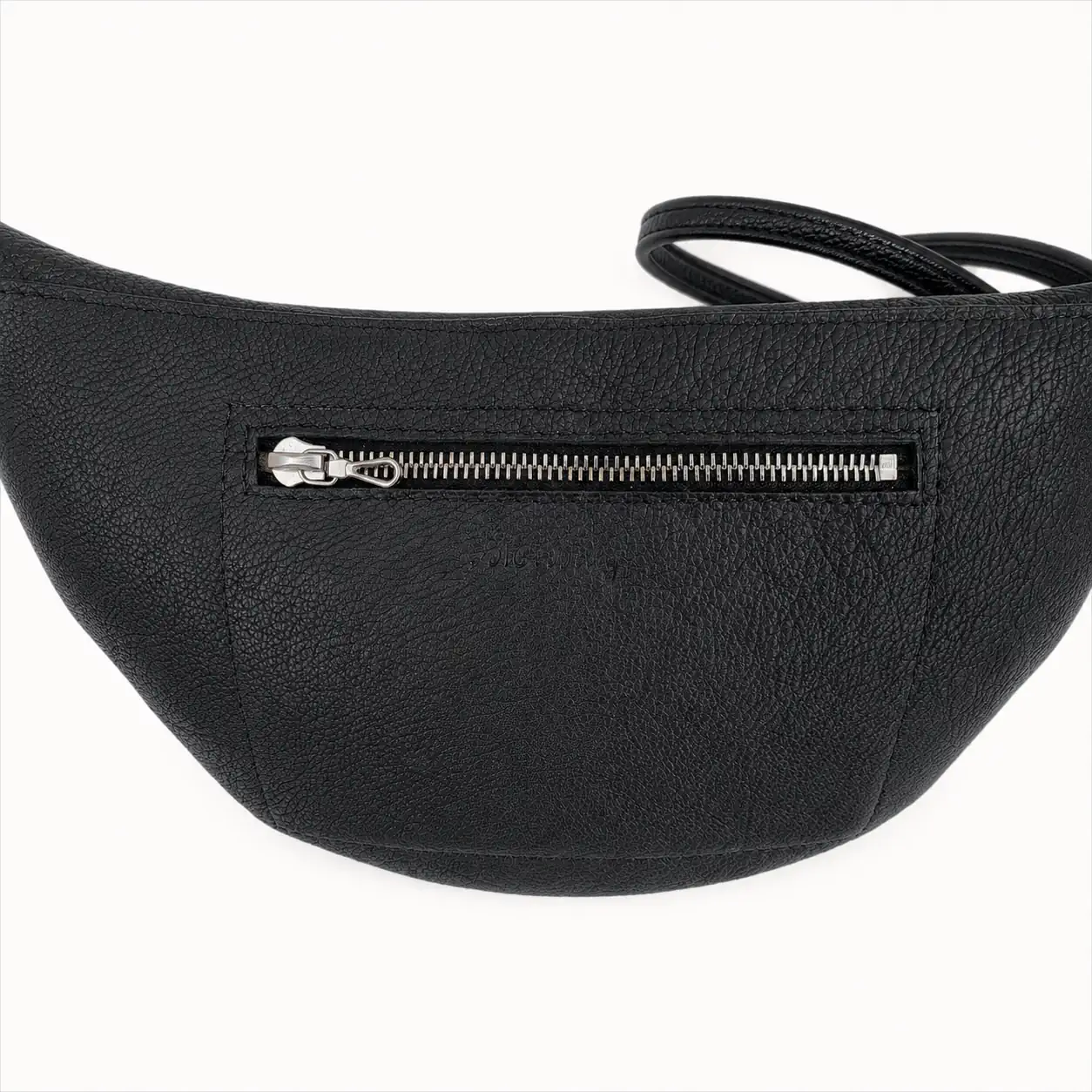 Dos d'une banane en cuir noir avec poche zippée